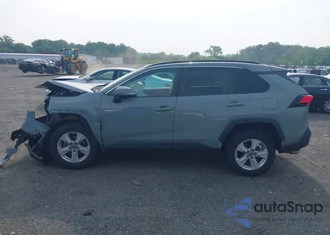 2021 Toyota Rav4 Xle z USA, uszkodzony, nr VIN 2T3P1RFV1MC141164